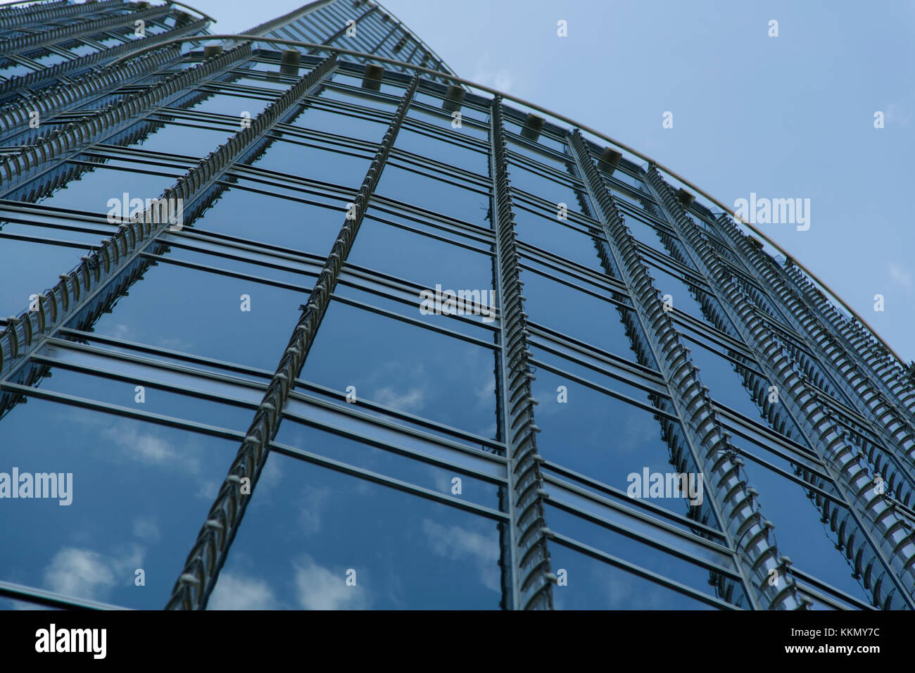 Schöne spiegel Gebäude aus einer persönlichen Perspektive. Die Farbe des Bildes ist blau, die das Bild eines Unternehmens. Der Himmel ist schön und sauber Stockfoto