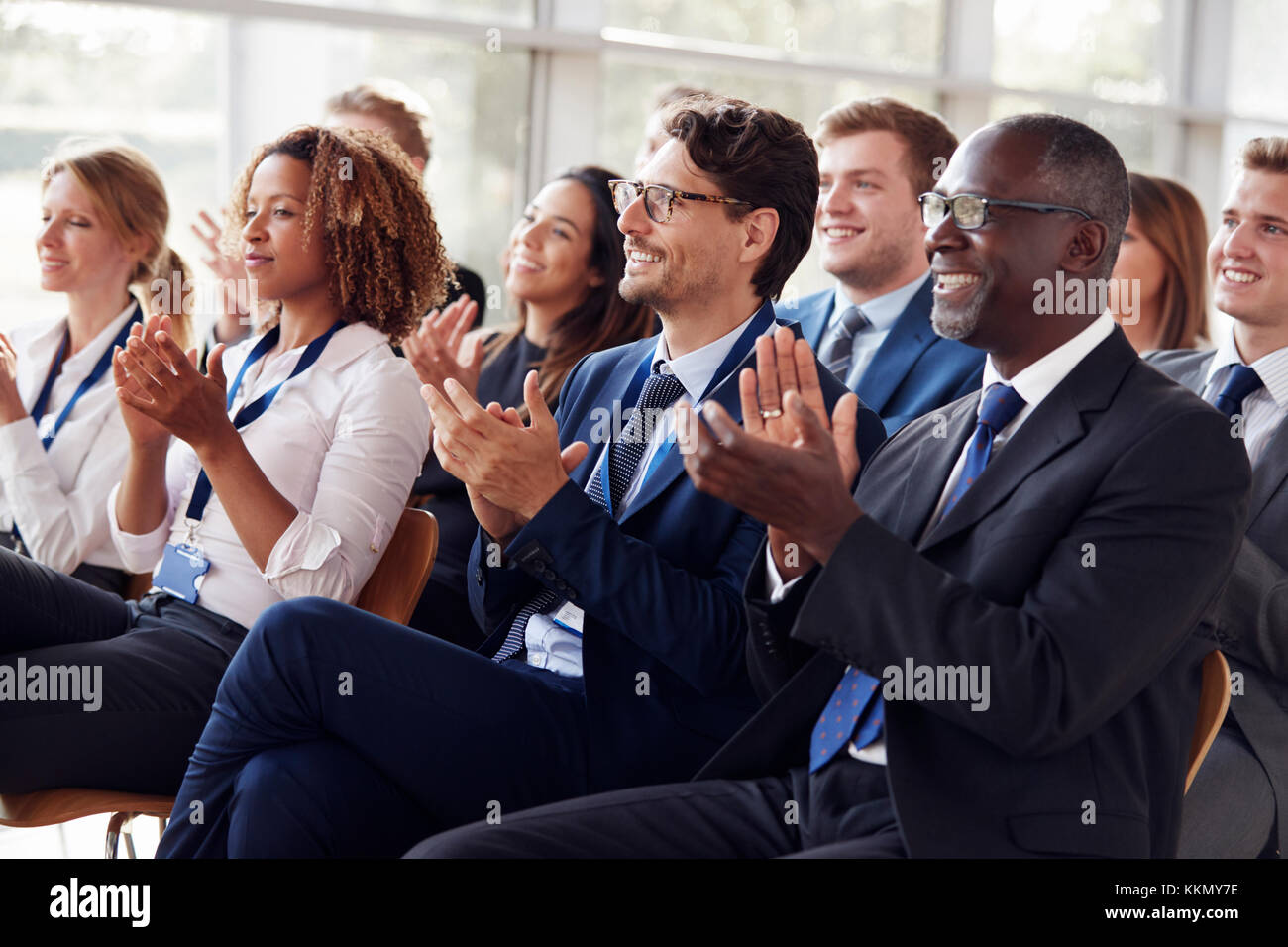 Lächelnd Publikum applaudieren zu einem Business Seminar Stockfoto