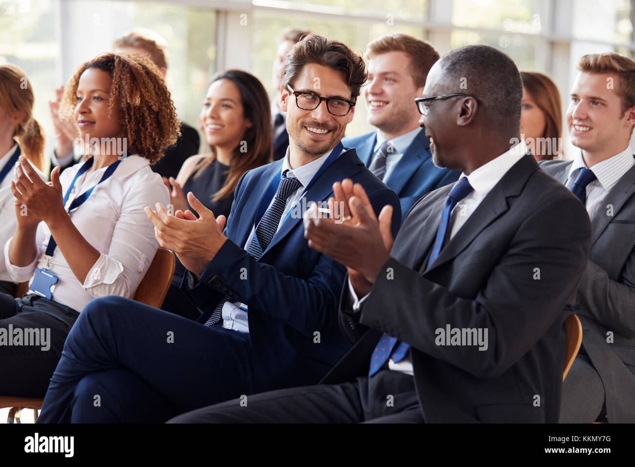 Publikum klatschen im Business Seminar, an jedem anderen Suchen Stockfoto