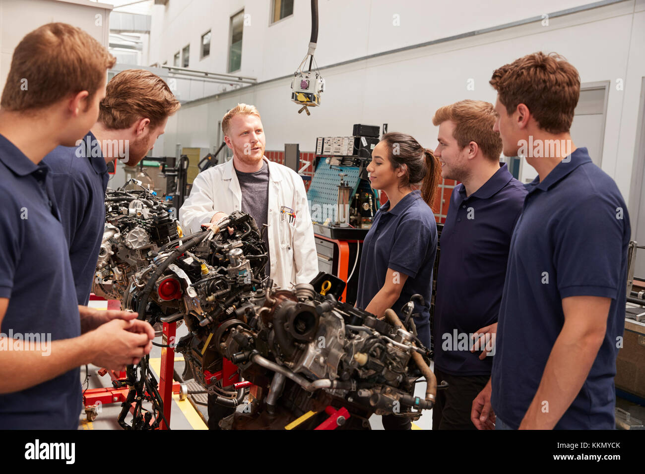 Auszubildende Studium Pkw Motoren mit einem Mechaniker, in der Nähe Stockfoto