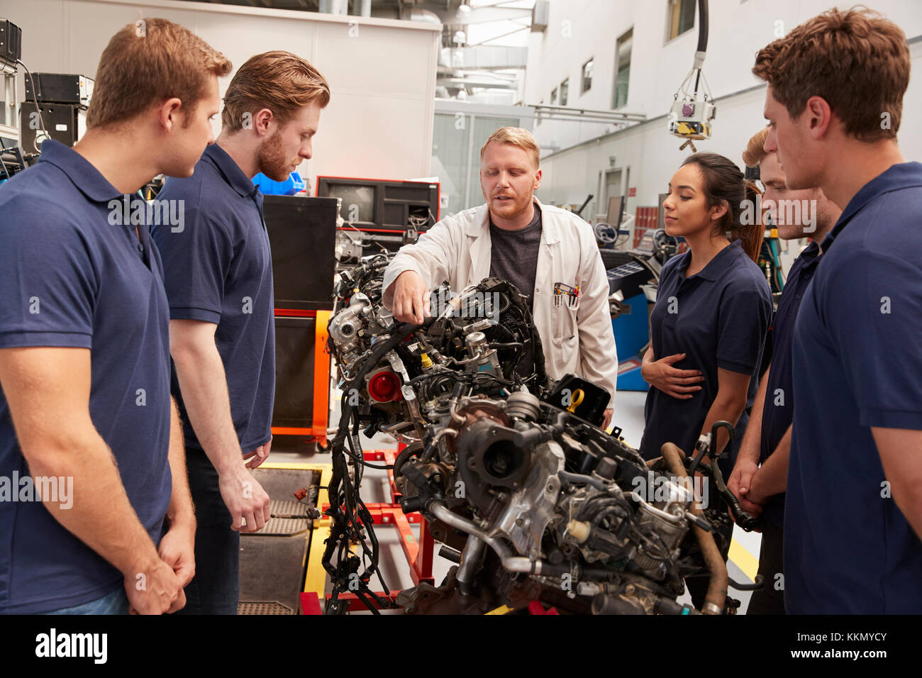 Mechaniker zeigen Teile eines Motors für Lehrlinge, Nahaufnahme Stockfoto