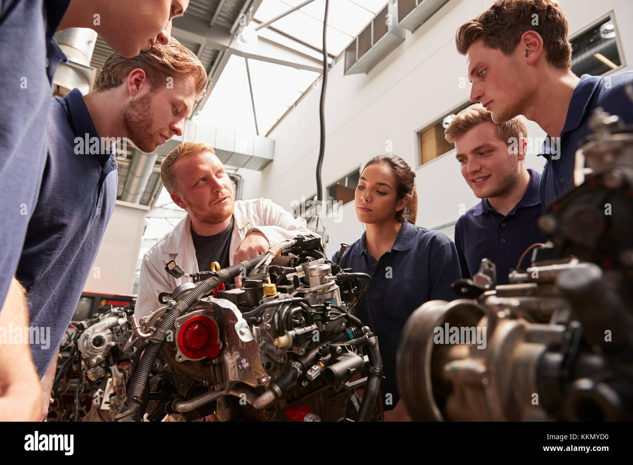 Mechaniker mit Motoren für Lehrlinge, niedrigen Winkel Stockfoto