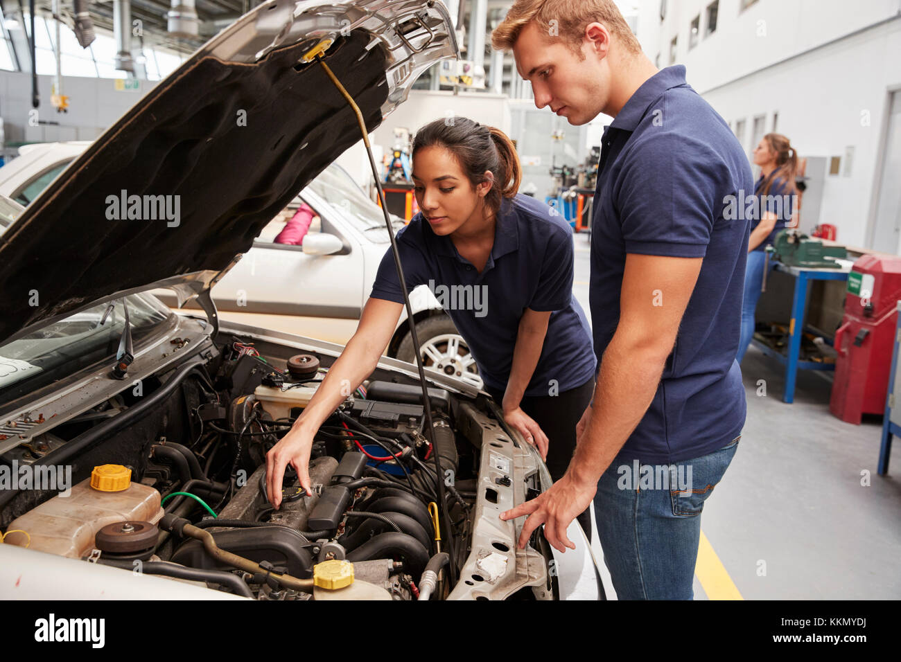 Zwei Lehrling Mechanik auf den Motor im Auto Stockfoto
