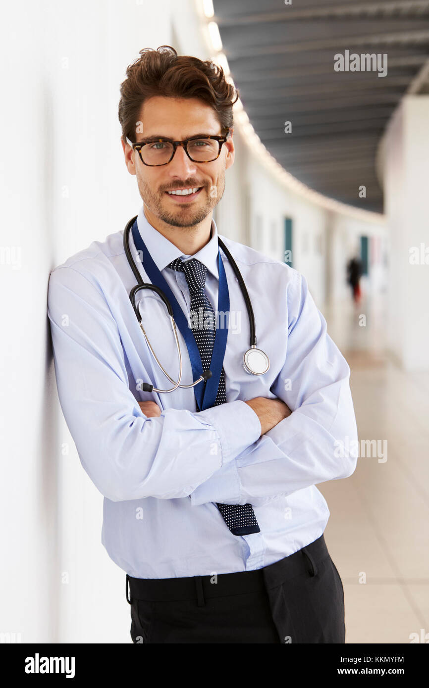 Portrait von jungen männlichen Arzt mit Stethoskop, lächelnd Stockfoto