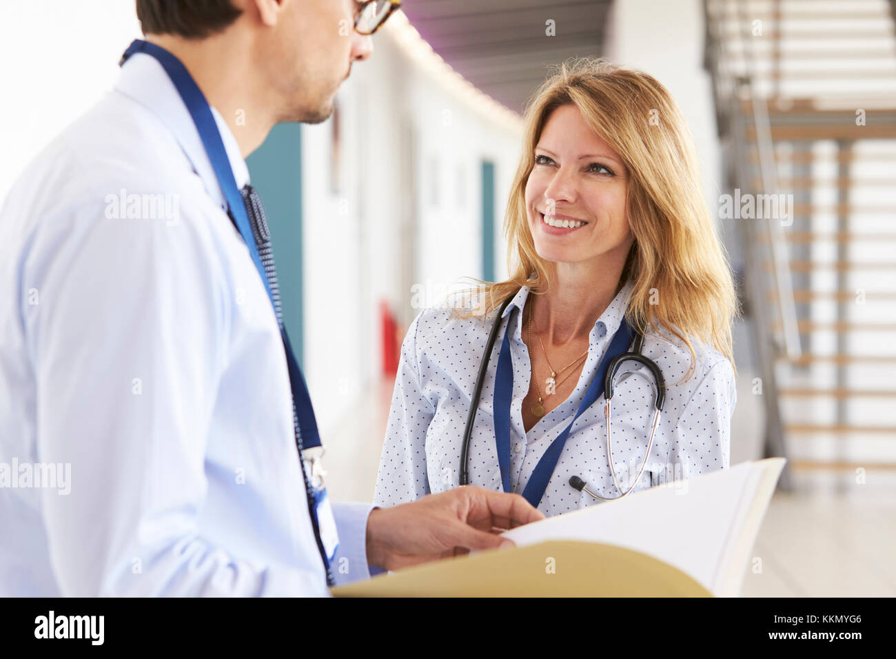 Junge männliche und weibliche Ärzte Beratung Miteinander Stockfoto