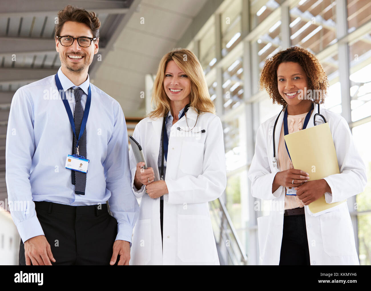 Portrait von drei männliche und weibliche Ärzte, auf die Kamera Stockfoto