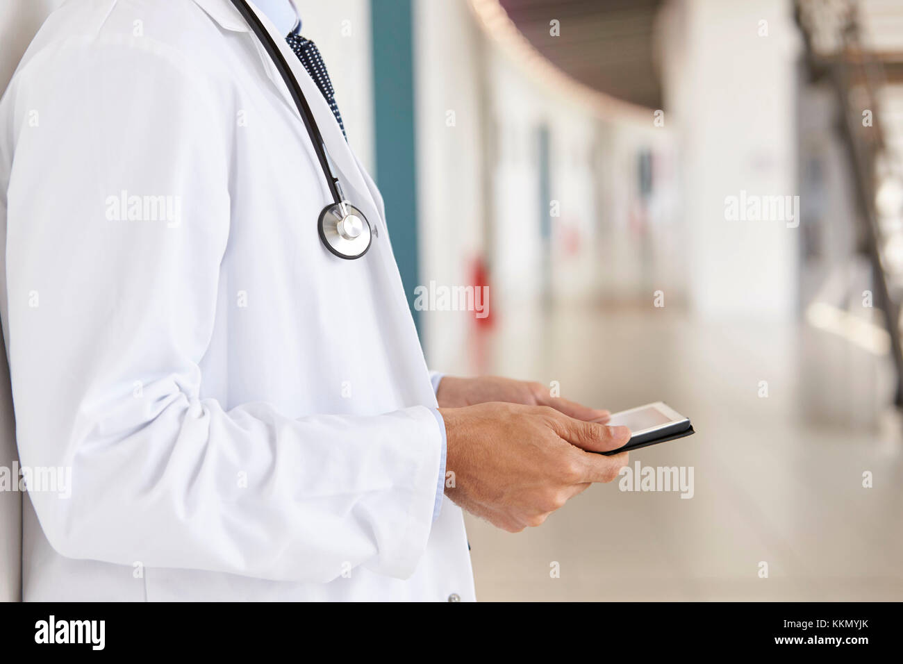 Den mittleren Abschnitt der Arzt mit Tablet-PC auf dem Flur Stockfoto