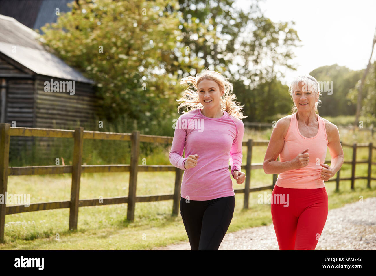 Junge und ältere Frauen genießen, laufen durch die Landschaft zusammen Stockfoto