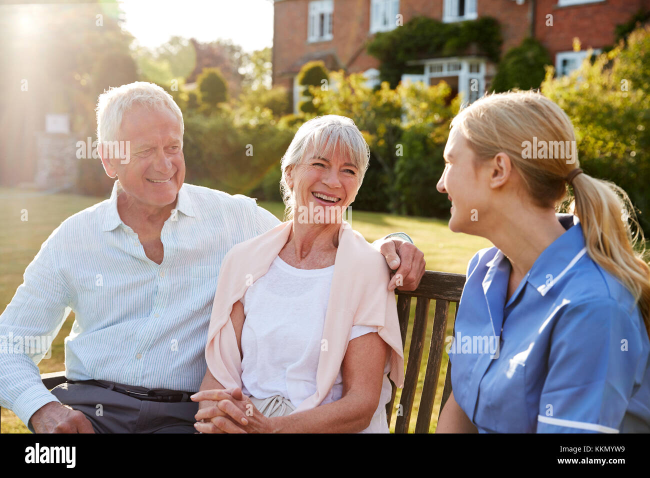 Krankenschwester im Gespräch mit älteren Ehepaar in Pflegeheim Stockfoto