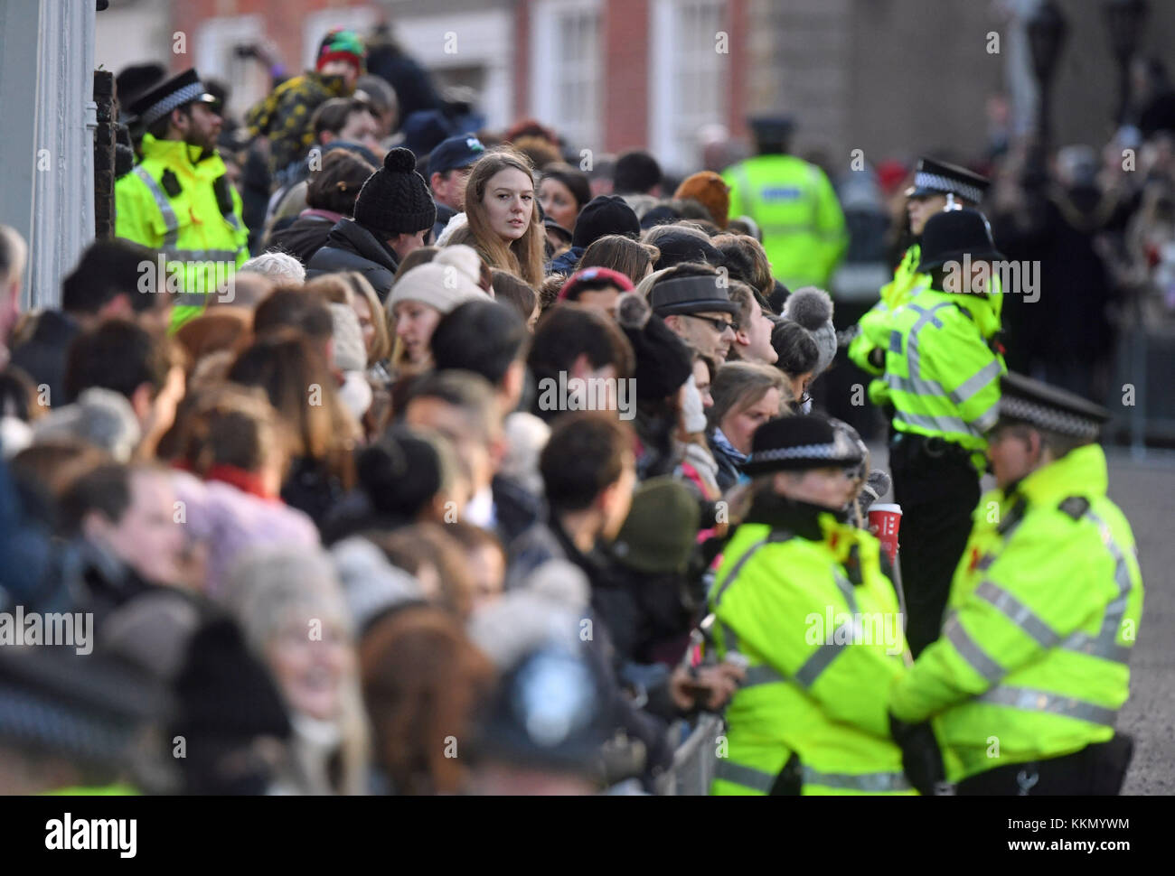 Menschenmengen sammeln außerhalb des Zeitgenössischen in Nottingham, Nottingham, vor einem Besuch von Prinz Harry und Meghan Markle zu einem Terrence Higgins Trust Welt-AIDS-Tag liebe Messe auf ihrem ersten offiziellen Engagement zusammen. Stockfoto