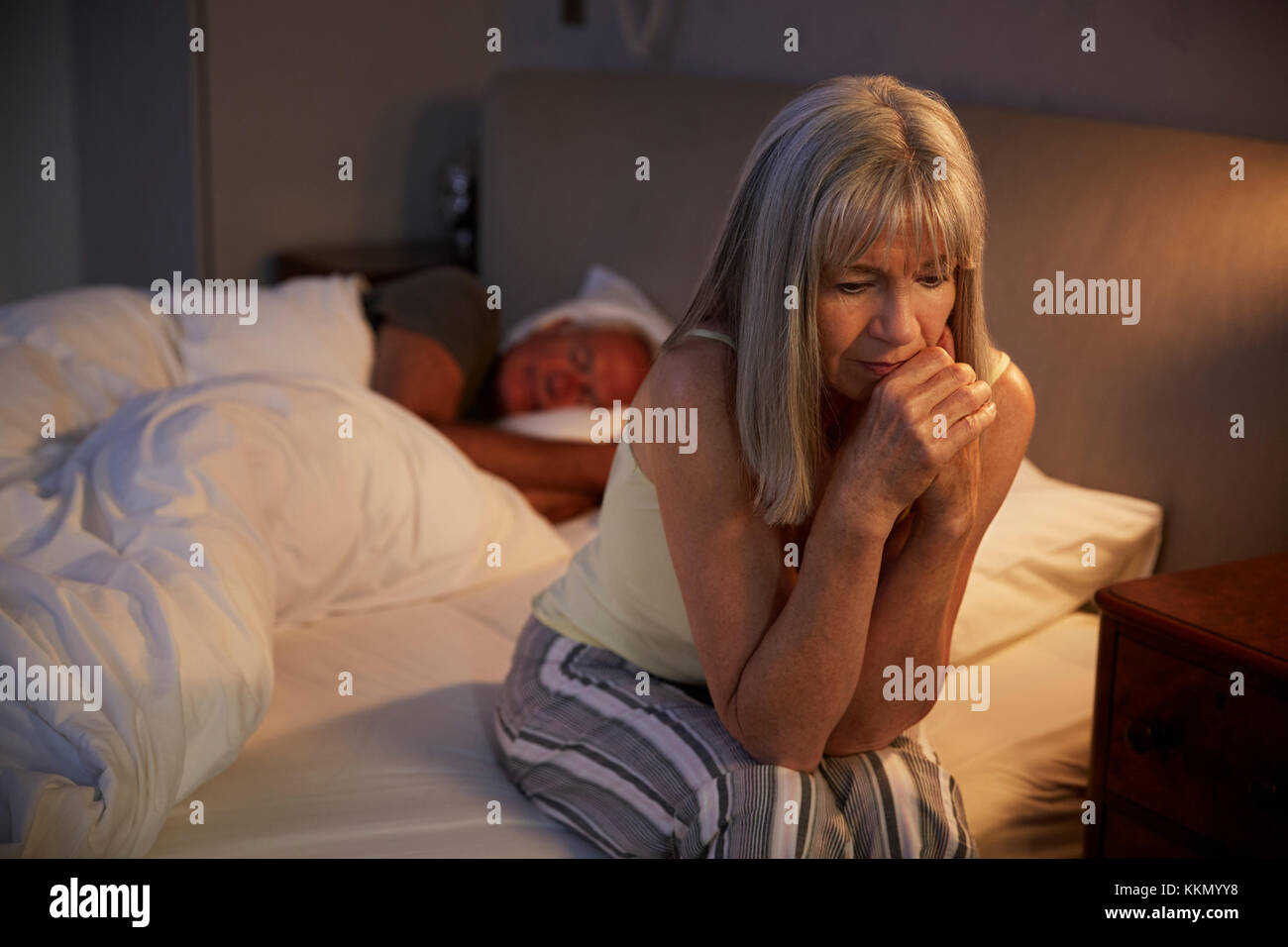 Besorgt, ältere Frau im Bett in der Nacht Leiden mit Schlaflosigkeit Stockfoto