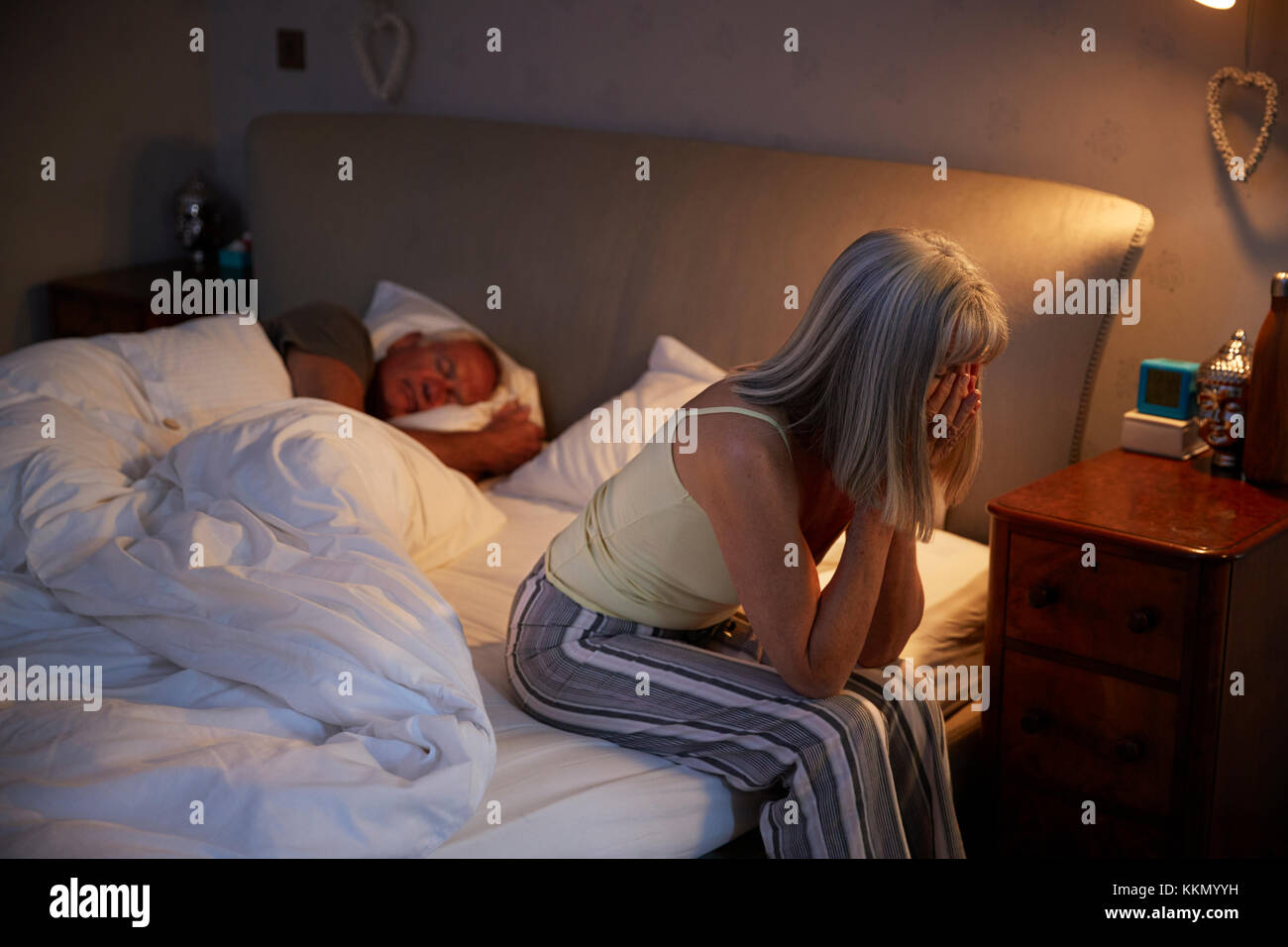 Besorgt, ältere Frau im Bett in der Nacht Leiden mit Schlaflosigkeit Stockfoto