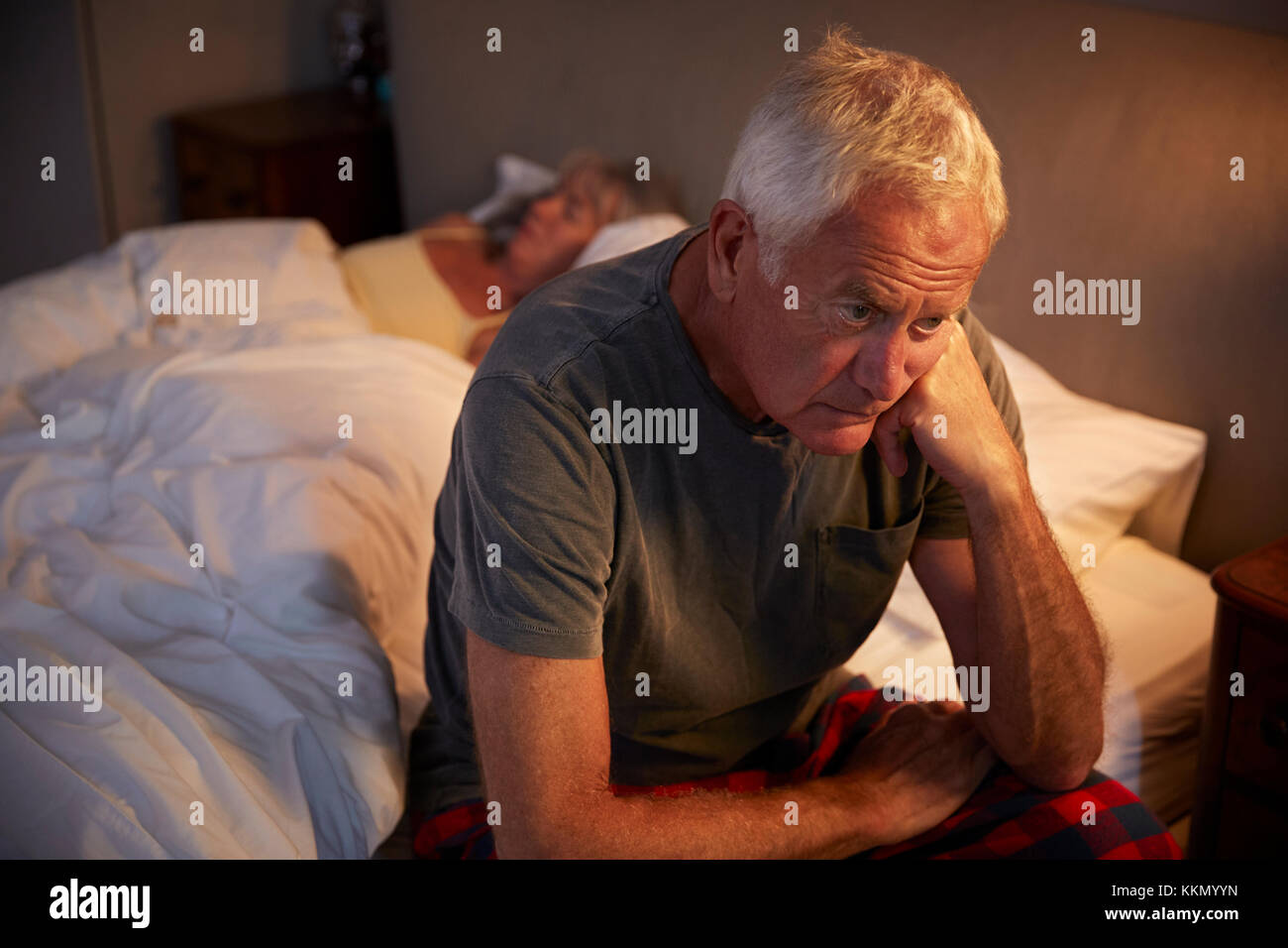 Besorgt, älterer Mann Nachts im Bett Leiden mit Schlaflosigkeit Stockfoto