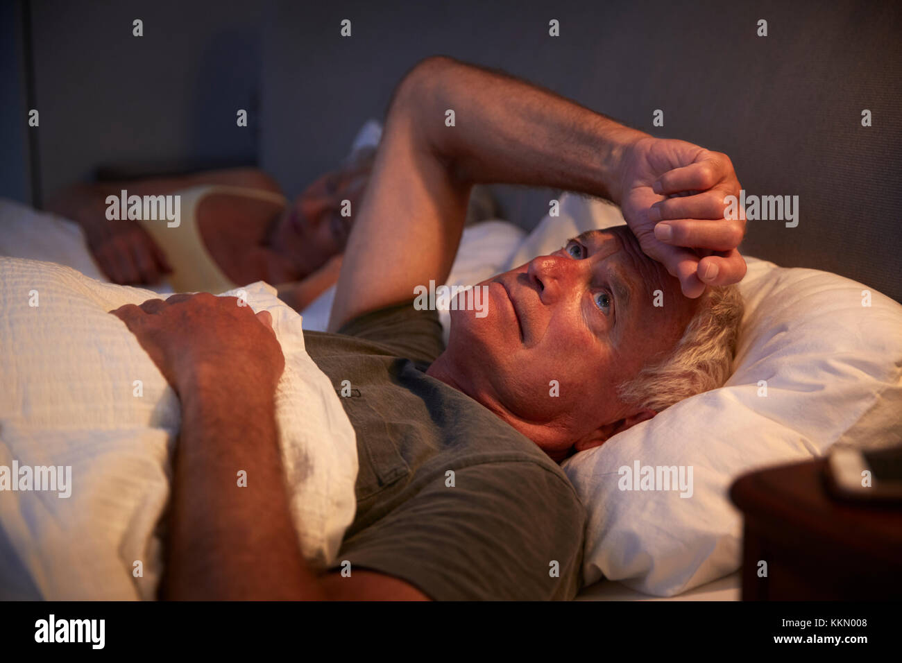 Besorgt, älterer Mann Nachts im Bett Leiden mit Schlaflosigkeit Stockfoto