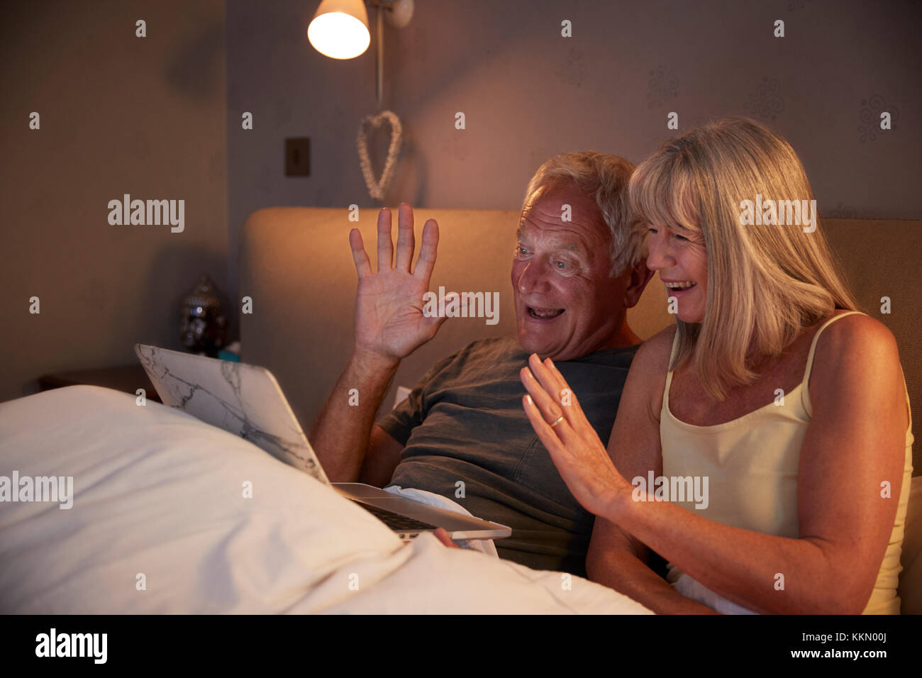Senior Paar mit Laptop zu verbinden Mit der Familie für Videokonferenz Stockfoto