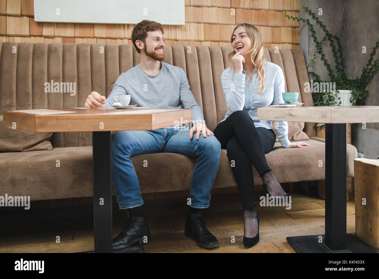 Lachend Paar in der Cafeteria Stockfoto Lachend Paar in der Cafeteria Stockfoto