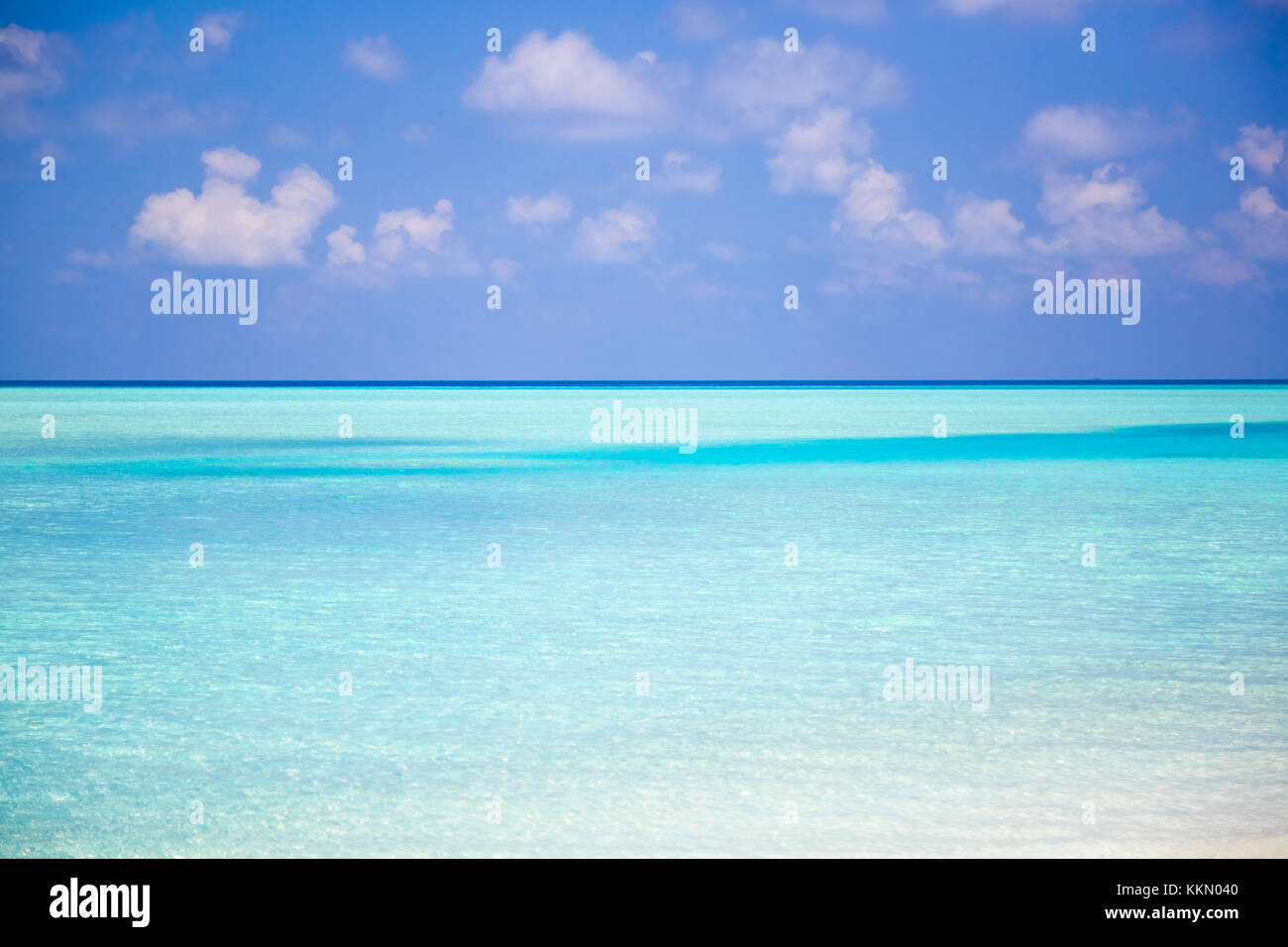 Endlose Horizont in einem tropischen paradiesischen türkis Strand auf den Malediven. Das Foto wurde im Wasser genommen. Es ist eine schöne Kombinationen zwischen zu Stockfoto