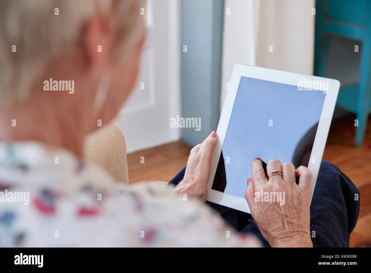 Ältere Frau mit Tablet-PC, über die Schulter sehen Stockfoto