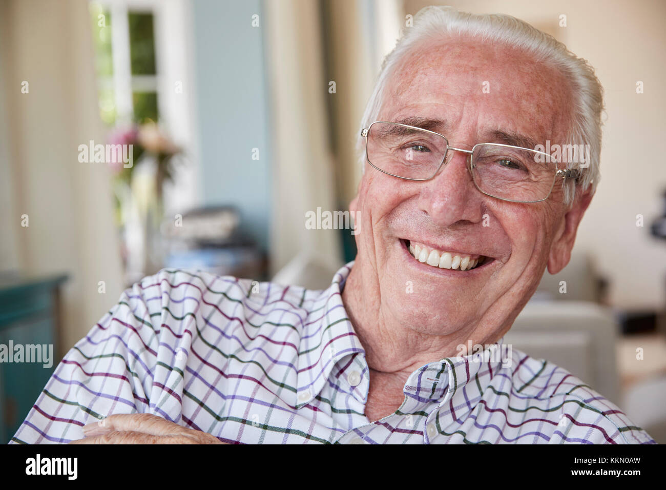 Gerne älterer Mann zu Hause Lächeln für die Kamera, in der Nähe Stockfoto