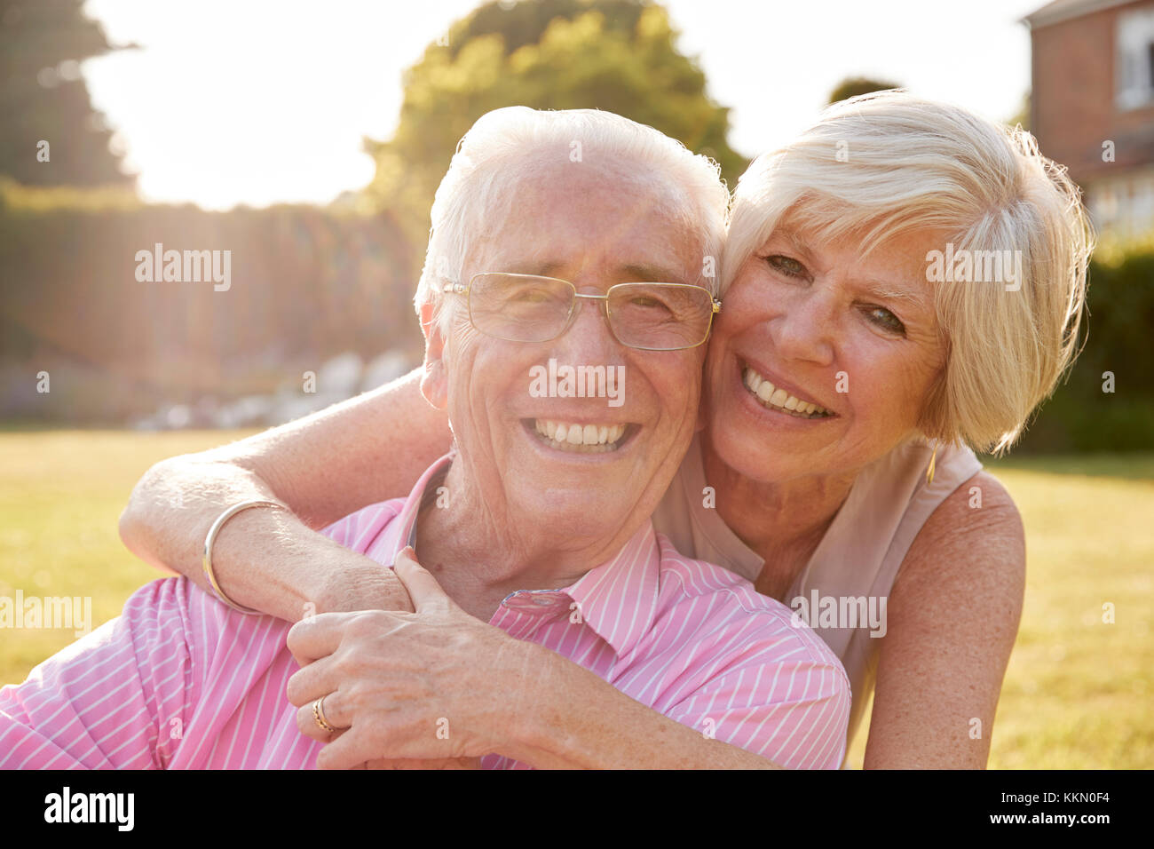 Senior Paar in Garten, Lächeln, Nahaufnahme Stockfoto