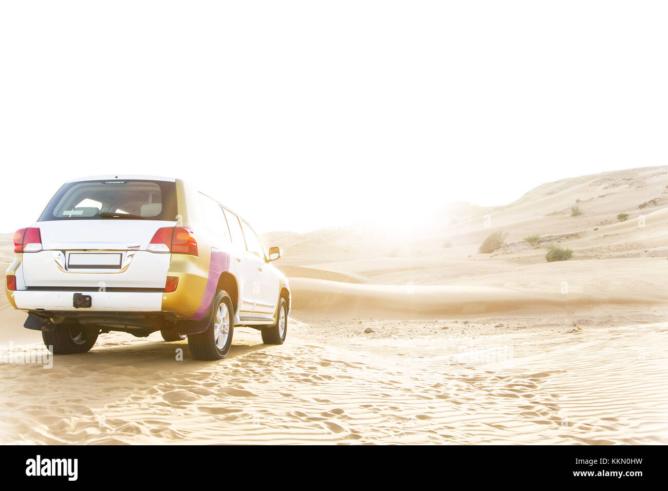 Ein Fahrzeug, 4x4, in der Wüste gestoppt. Die 4x4 ist ein Fahrzeug Teil einer Safari. Das Licht kommt von vorne auf dem Bild, es ist eine schöne imag Stockfoto