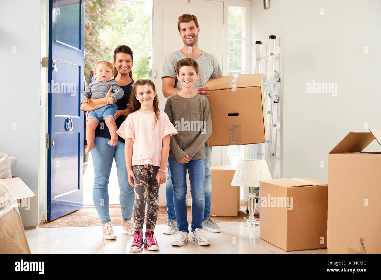 Porträt der Familie Kisten in die neue Heimat am Umzugstag Stockfoto