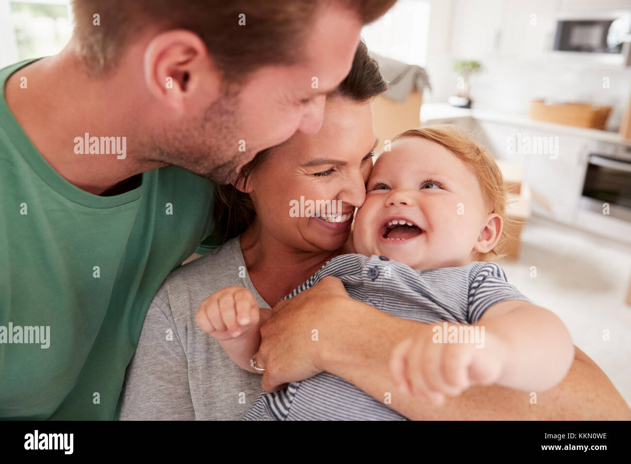 In der Nähe von Eltern umarmt Happy Baby Sohn zu Hause Stockfoto