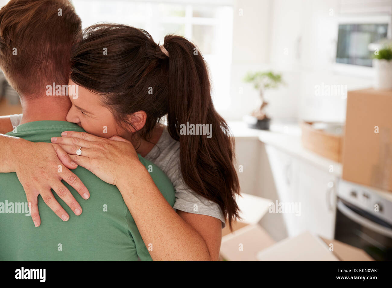 Paar feiern Engagement zu Hause Stockfoto