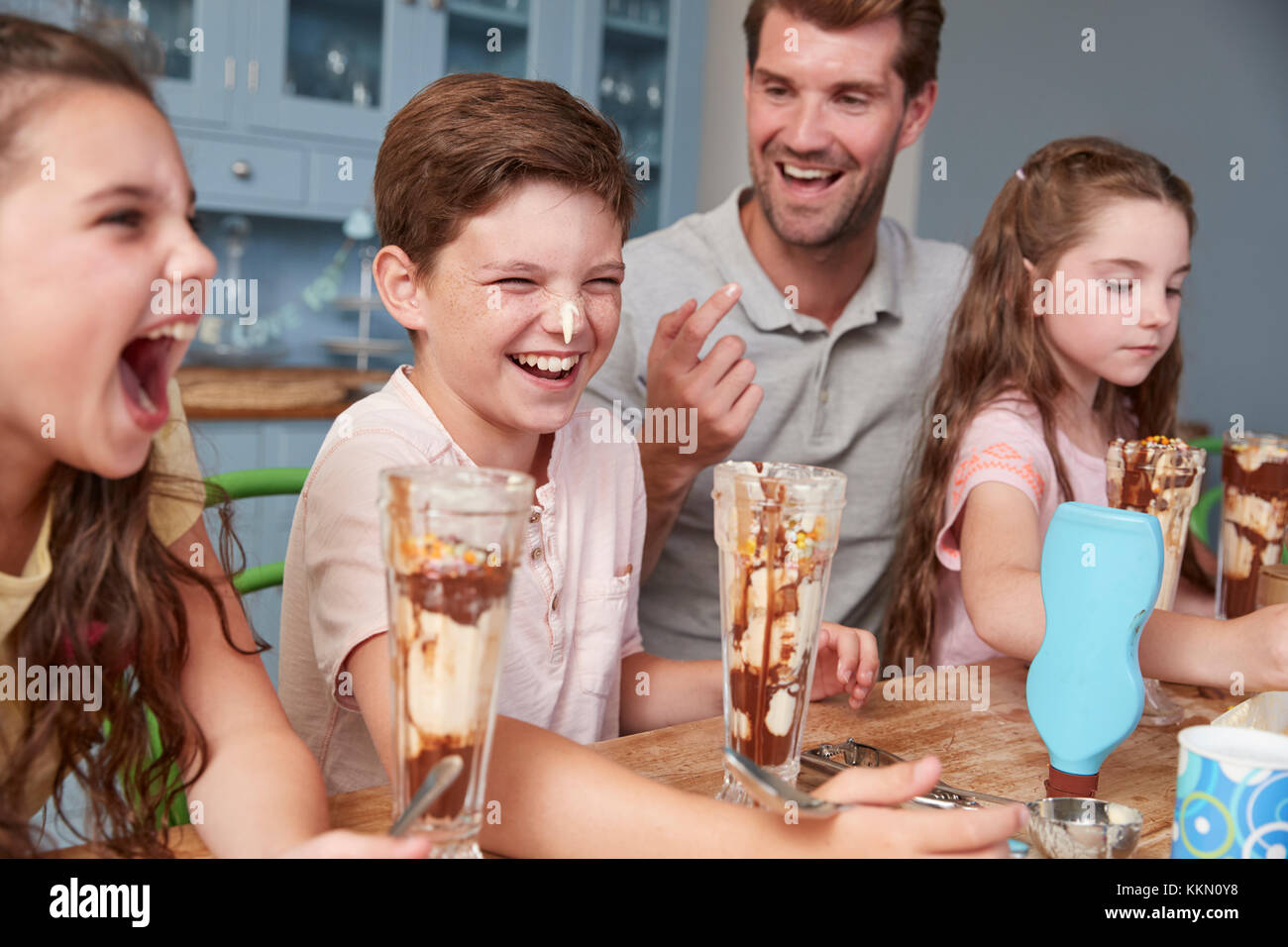 Vater, Eis Eisbecher mit Kindern zu Hause Stockfoto