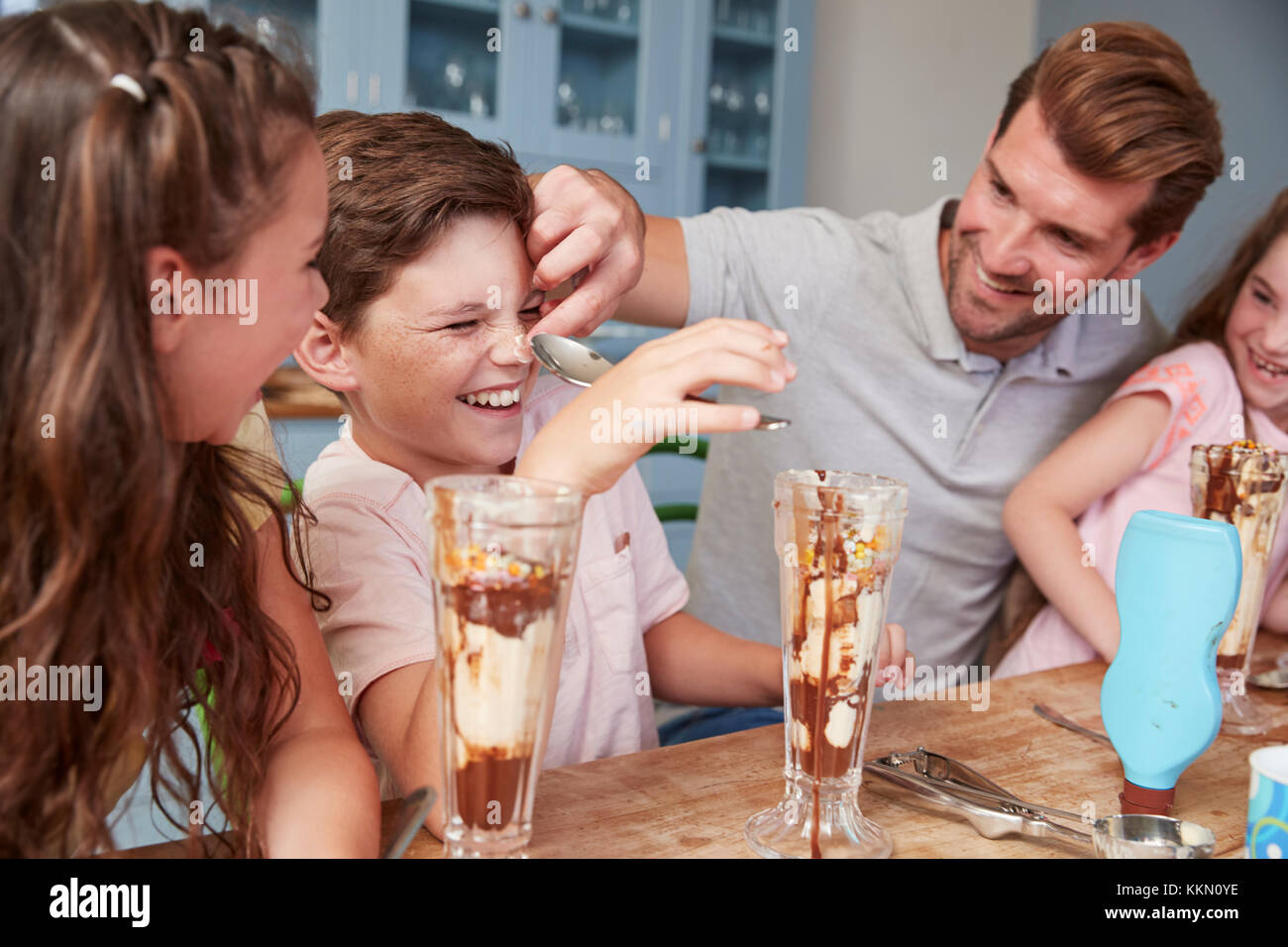 Vater, Eis Eisbecher mit Kindern zu Hause Stockfoto