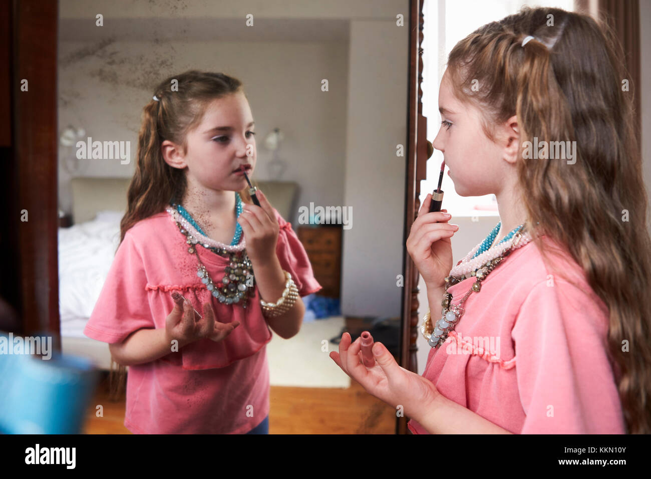 Junge Mädchen spielen Dressing up Spiel Vor dem Spiegel zu Hause Stockfoto