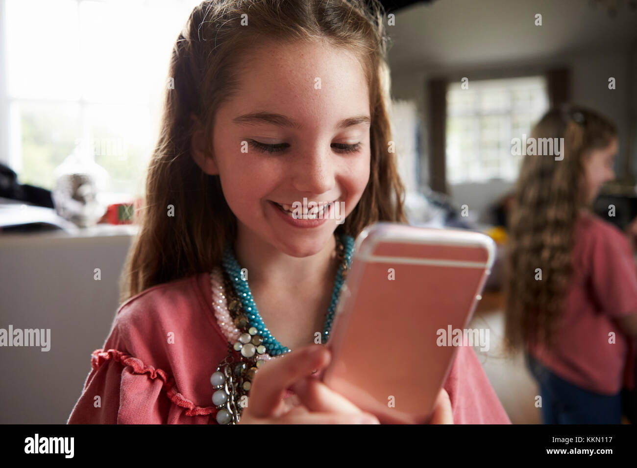 Mädchen spielen Dressing up Spiel unter Selfie auf Handy Stockfoto
