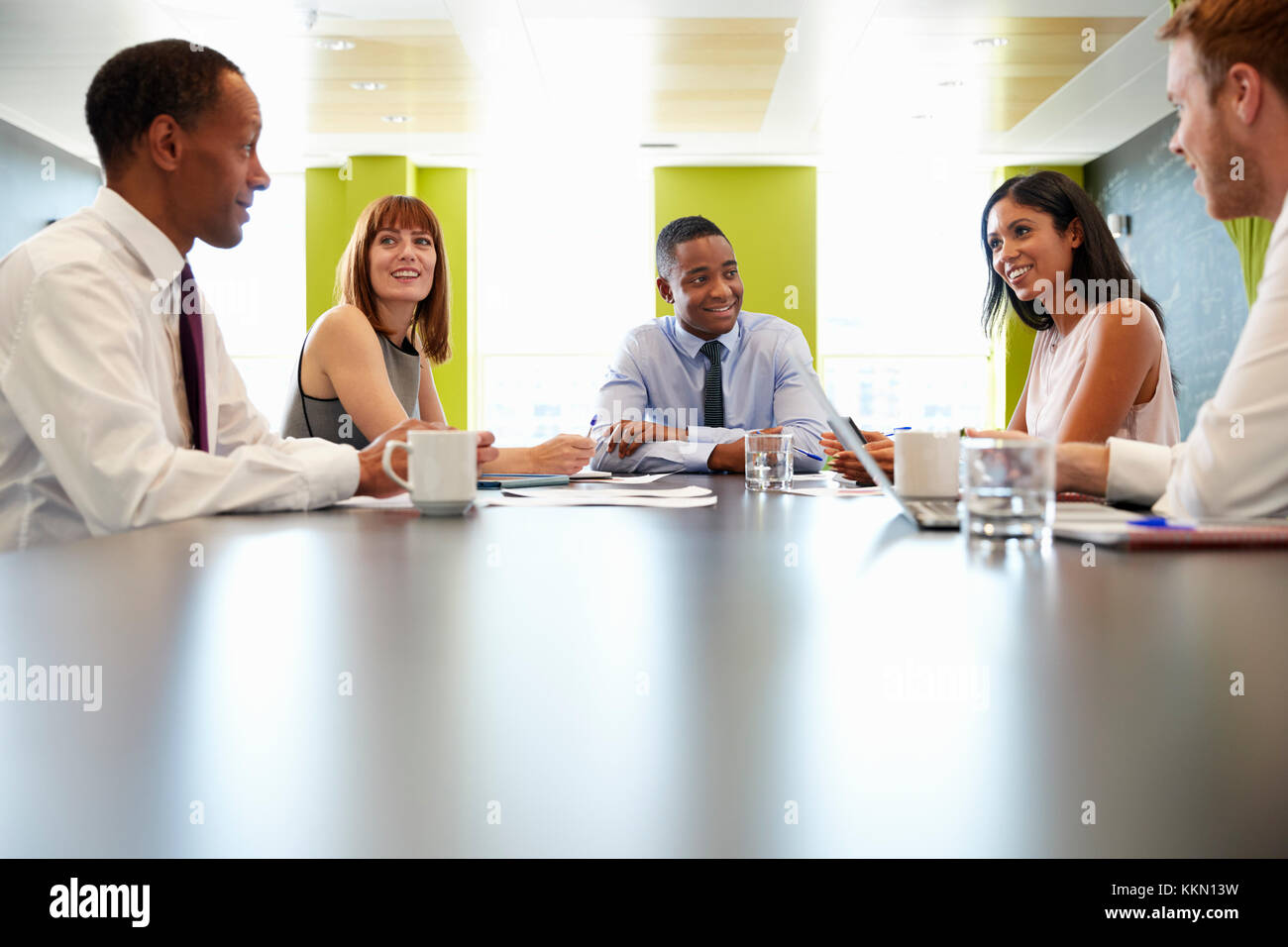 Business Kollegen bei informellen Treffen, Oberfläche anzeigen Stockfoto
