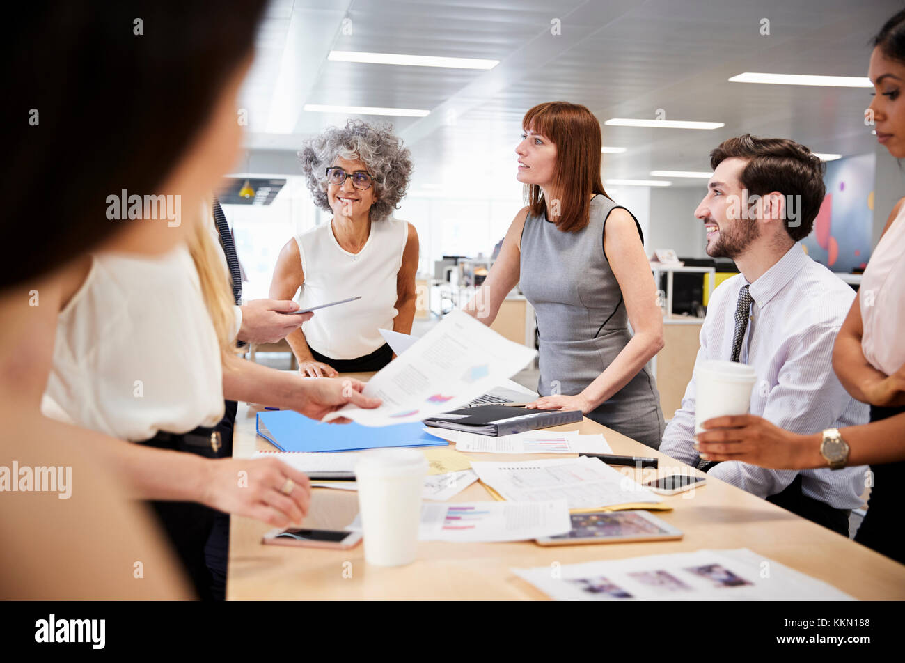 Brainstorming Gruppe von Kollegen im Großraumbüro Stockfoto