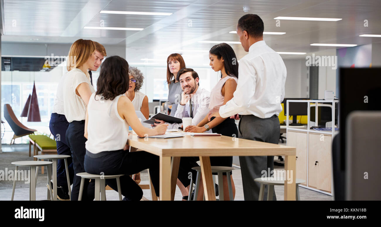Business Group Brainstorming im Großraumbüro, in der Nähe von Stockfoto
