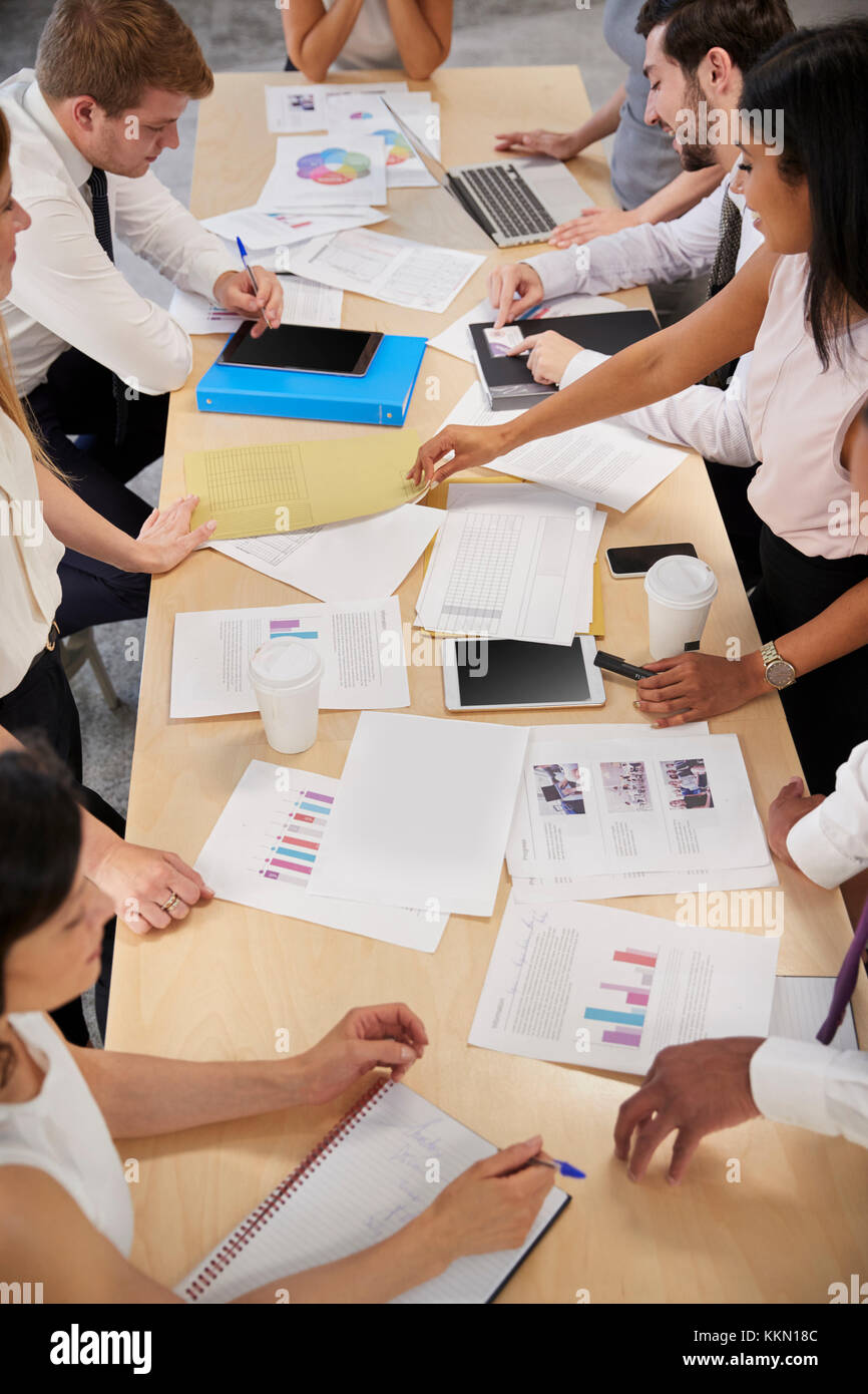 Business Group an einem Tisch, Brainstorming, erhöhte Nahaufnahme Stockfoto