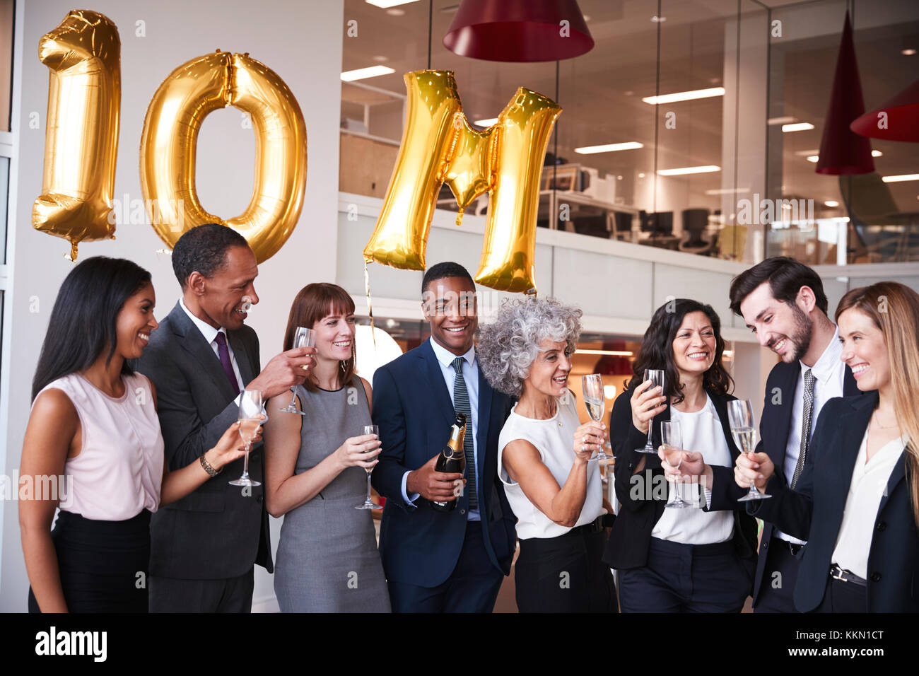 Business Leute feiern Konferenz Ziel im Büro Stockfoto