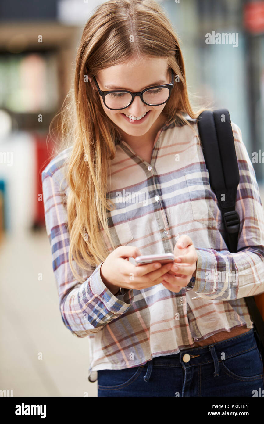 Weibliche Studenten lesen SMS auf Handy Stockfoto