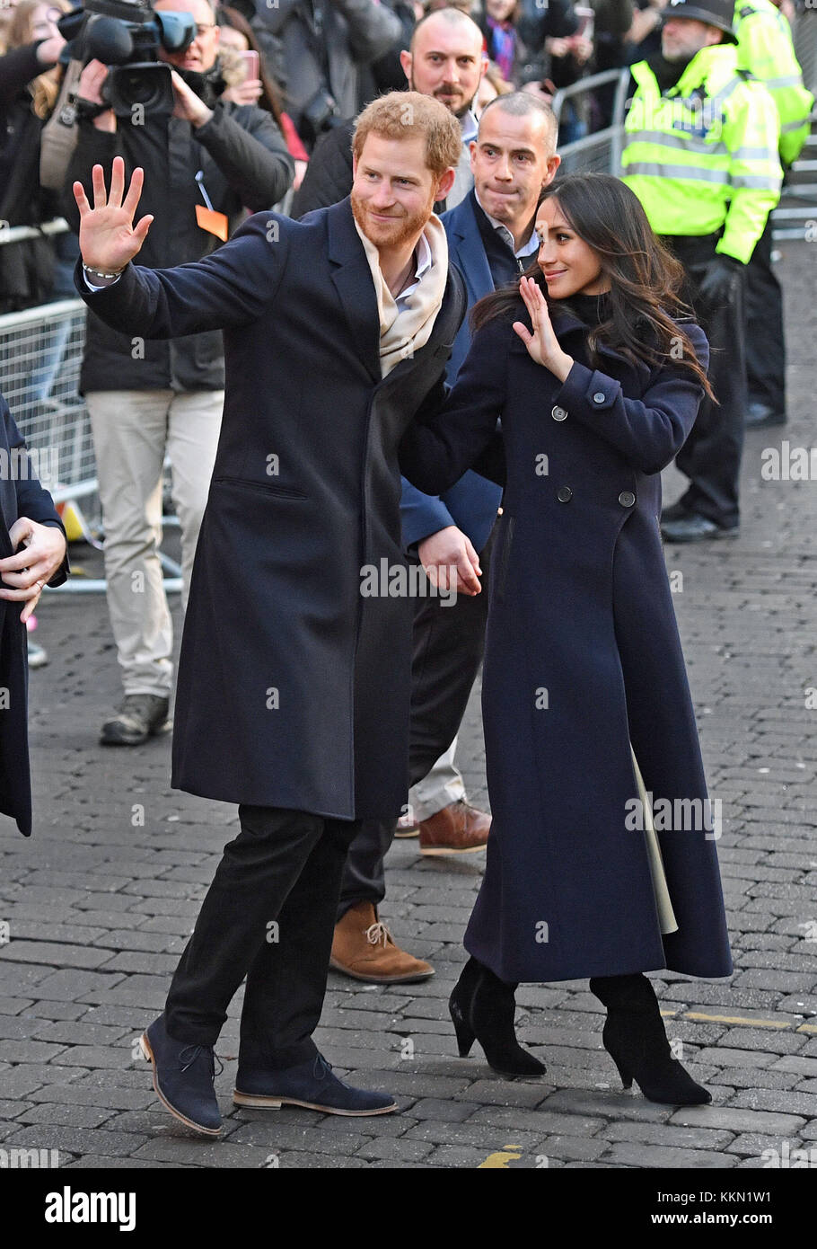 Prinz Harry und Meghan Markle anreisen, für einen Besuch in der Zeitgenössischen in Nottingham, Nottingham, Terrence Higgins Trust Welt-AIDS-Tag liebe Messe auf ihrem ersten offiziellen Engagement zusammen zu besuchen. Stockfoto