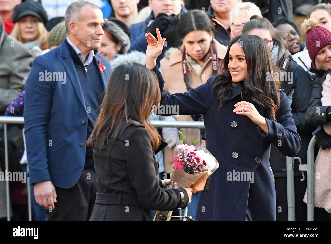 Meghan Markle anreisen, für einen Besuch in der Zeitgenössischen in Nottingham, Nottingham, Terrence Higgins Trust Welt-AIDS-Tag liebe Messe auf ihrem ersten offiziellen Engagement zusammen zu besuchen. Stockfoto