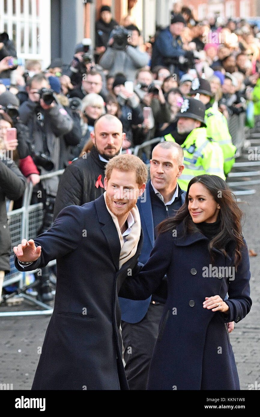 Prinz Harry und Meghan Markle anreisen, für einen Besuch in der Zeitgenössischen in Nottingham, Nottingham, Terrence Higgins Trust Welt-AIDS-Tag liebe Messe auf ihrem ersten offiziellen Engagement zusammen zu besuchen. Stockfoto