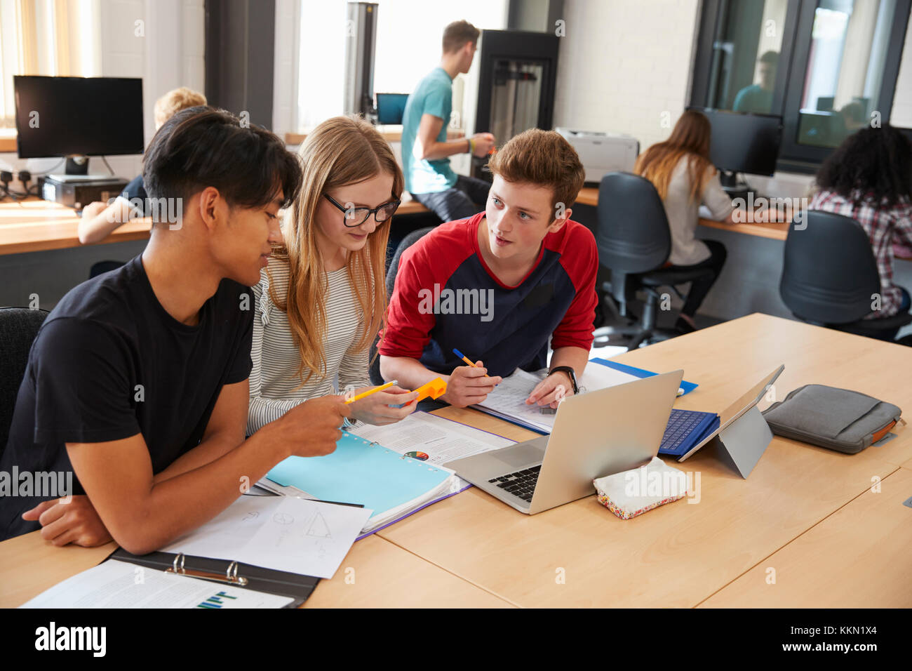 Design Studenten zusammen In CAD/3D-Druck Lab arbeiten Stockfoto