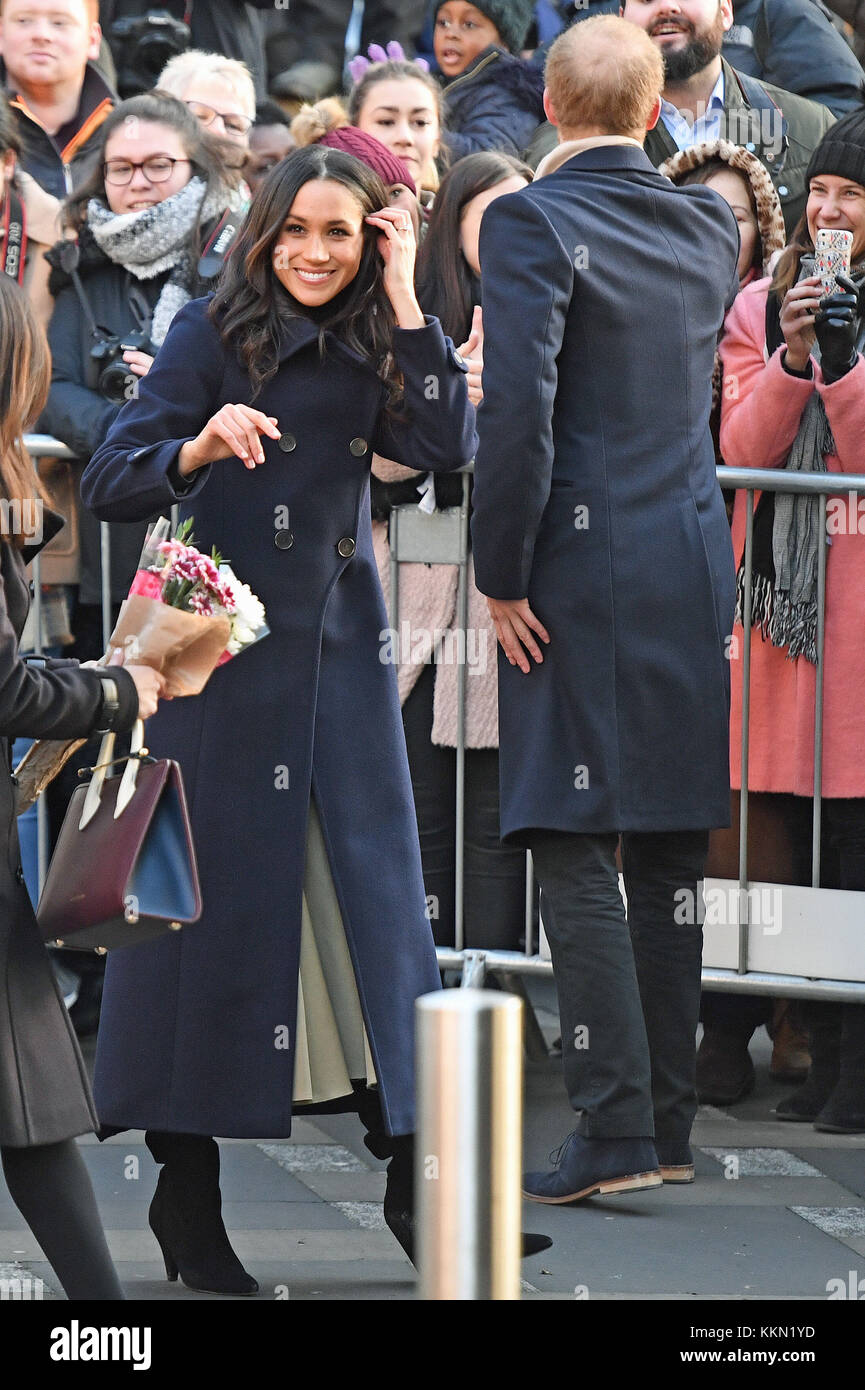 Prinz Harry und Meghan Markle anreisen, für einen Besuch in der Zeitgenössischen in Nottingham, Nottingham, Terrence Higgins Trust Welt-AIDS-Tag liebe Messe auf ihrem ersten offiziellen Engagement zusammen zu besuchen. Stockfoto