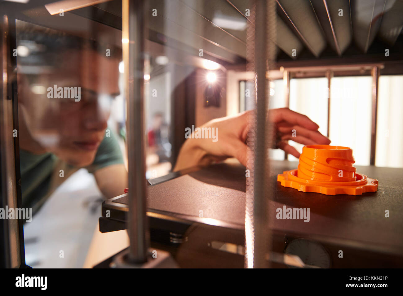 Männliche Studenten Drucken von 3D-Objekt in Design Lektion Stockfoto