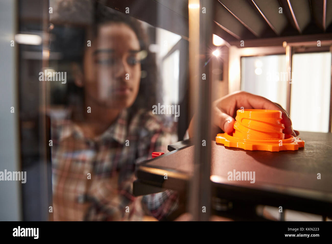 Weibliche Studenten Drucken von 3D-Objekt in Design Lektion Stockfoto