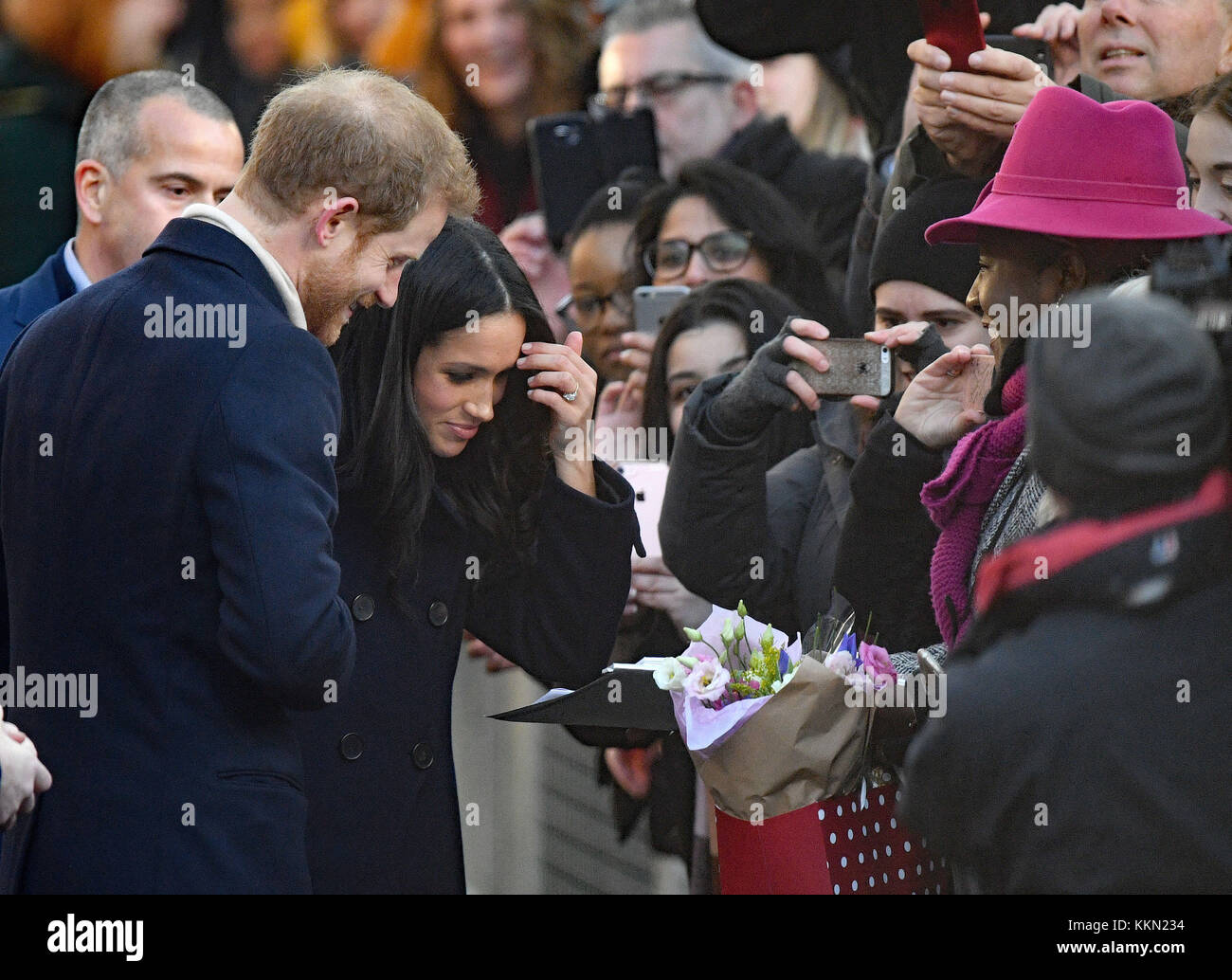Prinz Harry und Meghan Markle anreisen, für einen Besuch in der Zeitgenössischen in Nottingham, Nottingham, Terrence Higgins Trust Welt-AIDS-Tag liebe Messe auf ihrem ersten offiziellen Engagement zusammen zu besuchen. Stockfoto