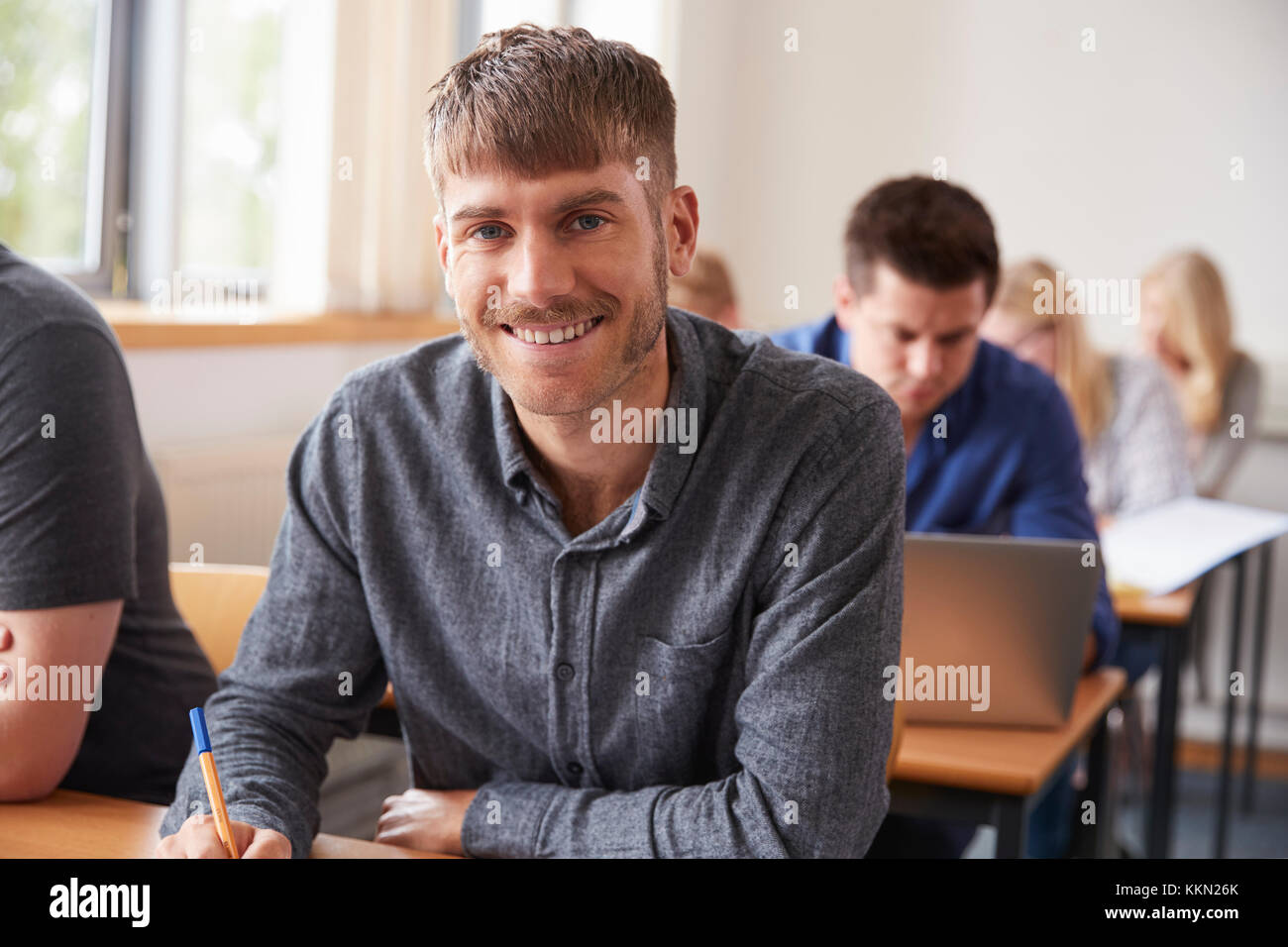 Portrait von reifer Mann Teilnahme an Erwachsenenbildung Klasse Stockfoto