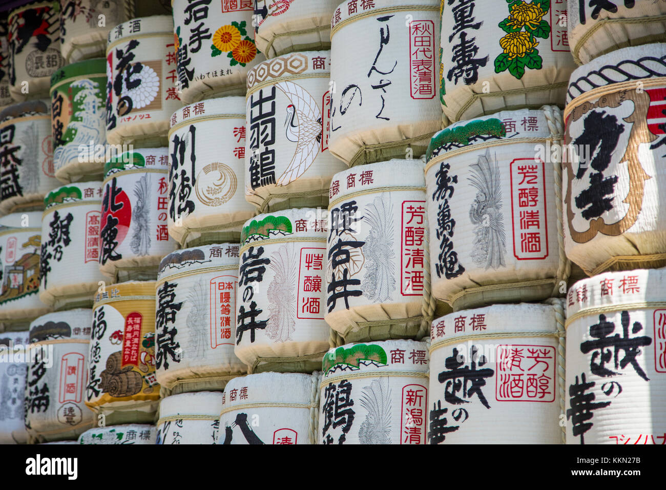 Sake Fässer am Meiji Schrein, in Tokio. Stockfoto