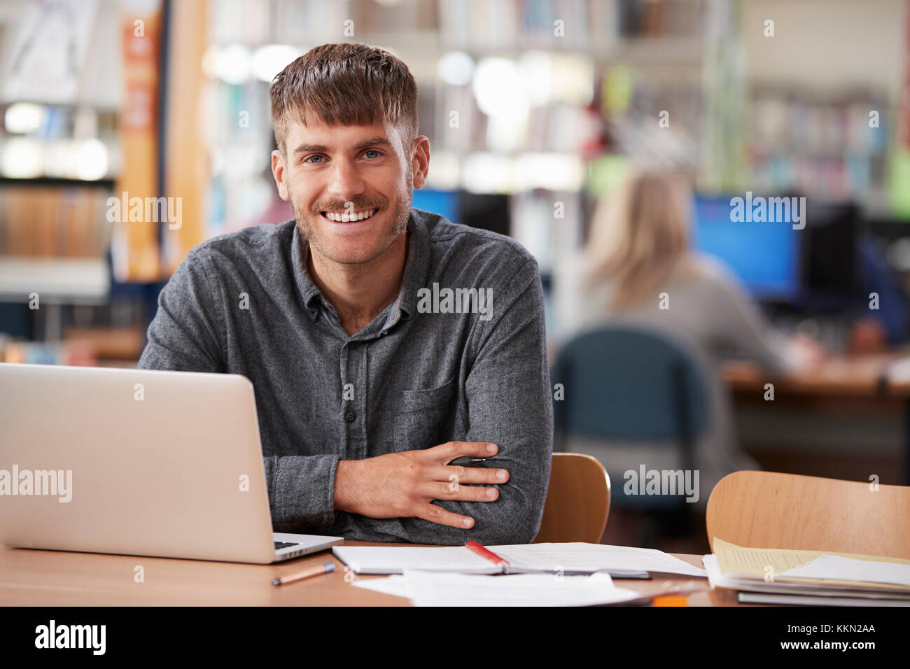 Von ausgewachsenen männlichen Kursteilnehmer mit Laptop in der Bibliothek Portrait Stockfoto