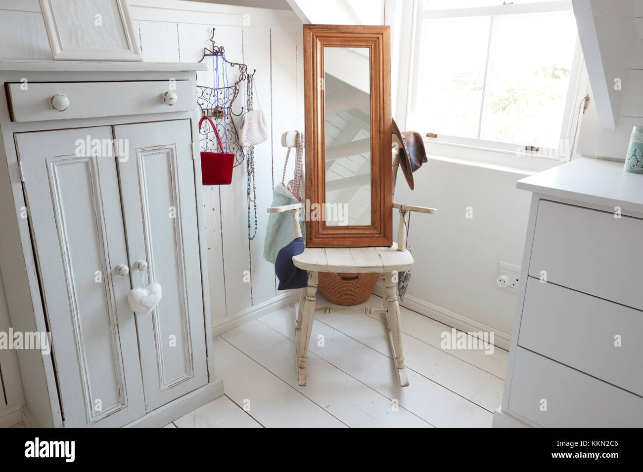 Nahaufnahme von Spiegel und Möbel in stilvollen Schlafzimmer Stockfoto